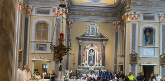 Addio a Noemi, chiesa e sagrato gremiti per l’ultimo saluto alla “Capitana per sempre”