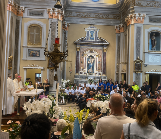 Addio a Noemi, chiesa e sagrato gremiti per l’ultimo saluto alla “Capitana per sempre”