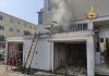 Paura a Lunetta per un garage in fiamme: intervengono i vigili del fuoco