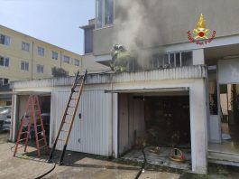 Paura a Lunetta per un garage in fiamme: intervengono i vigili del fuoco
