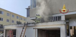 Paura a Lunetta per un garage in fiamme: intervengono i vigili del fuoco