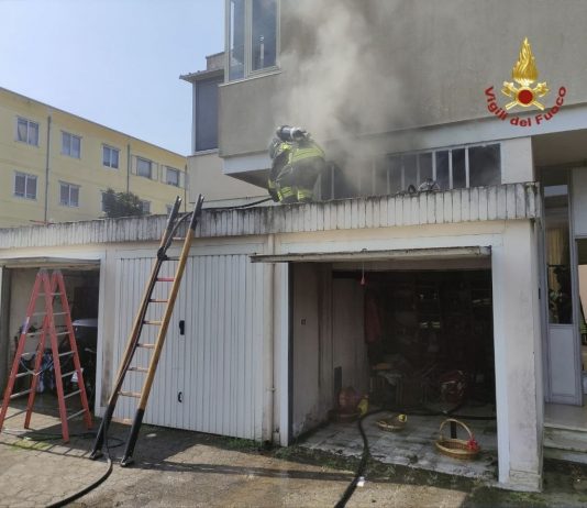 Paura a Lunetta per un garage in fiamme: intervengono i vigili del fuoco