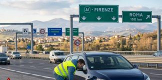 Controesodo, cosa fare se si buca una gomma in autostrada: 5 regole per evitare rischi