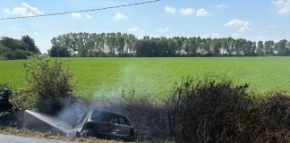 Quingentole: esplosione dal motore, poi la Golf prende fuoco. 62enne salvo appena in tempo