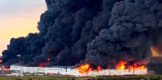 Droni ucraini in Russia, almeno due morti e incendi nei siti industriali: colpiti Wildberries e raffinerie