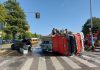 Modena, camion dei vigili del fuoco si ribalta: paura all’incrocio tra via Corassori e Italia