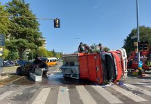 Modena, camion dei vigili del fuoco si ribalta: paura all’incrocio tra via Corassori e Italia