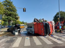 Modena, camion dei vigili del fuoco si ribalta: paura all’incrocio: sette feriti
