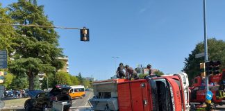 Modena, camion dei vigili del fuoco si ribalta: paura all’incrocio: sette feriti