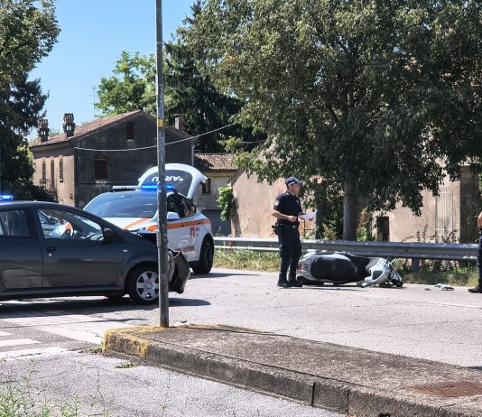 Porto Mantovano, scontro auto-scooter all’incrocio sulla Cisa: 47enne trasportato al “Poma”