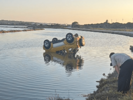 Auto si ribalta e si inabissa in un canale a Formentera: carabinieri in vacanza salvano 30enne che stava per annegare