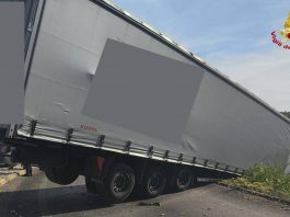 Scontro fra tir a Bari, camion sospeso nel vuoto: vivi per miracolo i due conducenti