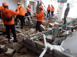 Terremoto in Indonesia, 47 morti e 2mila sfollati. Caccia ai dispersi