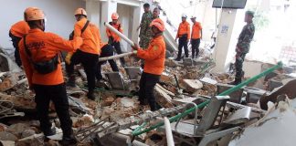 Terremoto in Indonesia, 47 morti e 2mila sfollati. Caccia ai dispersi