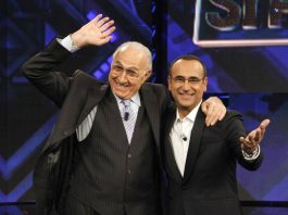 Baudo, Conti ricorda il grande conduttore: “Lui è la tv, indimenticabili i suoi abbracci paterni”