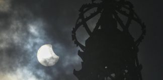 Eclissi solare, attenzione agli occhi: “Per guardarla gli occhiali da sole non bastano”