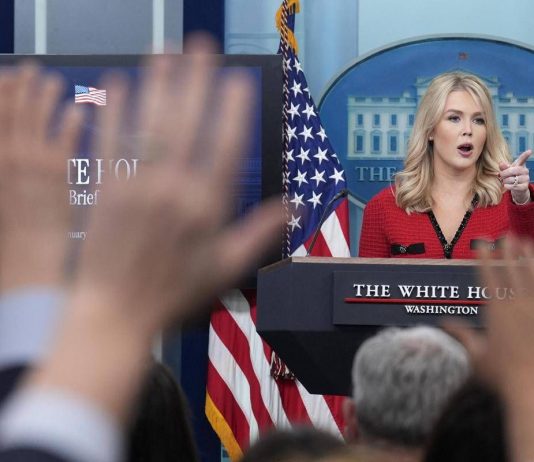 Trump, la portavoce Karoline Leavitt lascia l’incarico. Il presidente: “La capisco”