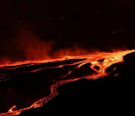 Eruzione Etna, sospesi fino alle 18 i voli all’aeroporto di Catania