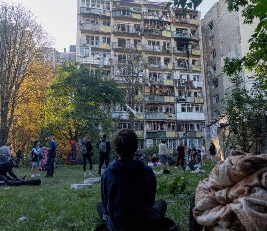 Ucraina, Mosca bombarda Kiev e aree circostanti: 9 morti. Polonia in allerta fa decollare aerei militari