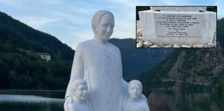 Don Milani, inaugurata la statua con frase anti-comunista: scoppia la polemica