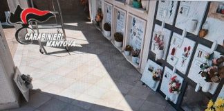 Vandali al cimitero di Nosedole: lapidi danneggiate davanti a tre celle funebri