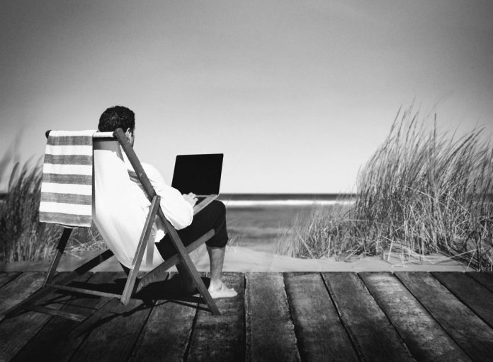 lavoro_vacanza_123rf_free