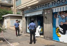 Spari contro vetrina Lazio Store a Ostia, indagini in corso