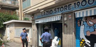 Spari contro vetrina Lazio Store a Ostia, indagini in corso
