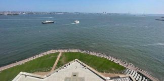 New York, barca si ribalta a Liberty Island: morti una donna e un neonato