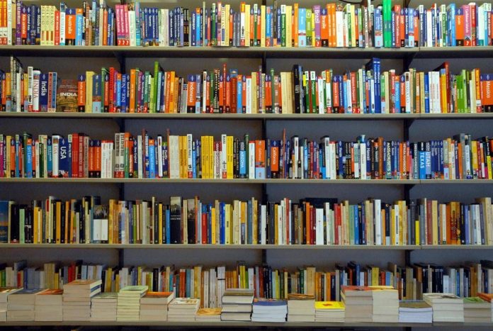 libri_di_lettura_su_scaffali_nelle_libreria_luoghi_libri_di_via_vettabbia