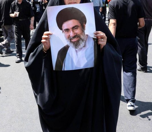 Iran, media: “Mojtaba Khamenei in condizioni critiche, potrebbe essere in punto di morte”
