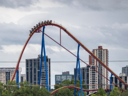Chiudono le montagne russe del parco Six Flags in California: “Connesse a lesioni cerebrali, coma e decessi”