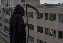Vestito da morte sale sul tetto di un ospedale e fissa i pazienti: arrestato