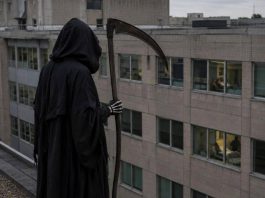 Vestito da morte sale sul tetto di un ospedale e fissa i pazienti: arrestato