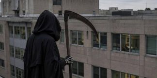 Vestito da morte sale sul tetto di un ospedale e fissa i pazienti: arrestato