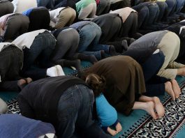 Islam, Lega prepara giro di vite: da albo delle moschee a registro degli imam, arriva il reato di prediche radicali