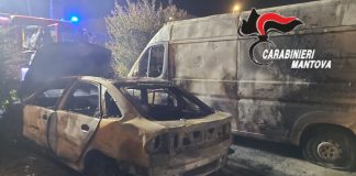 Paura a Motteggiana, rogo nella notte: distrutte auto e furgone