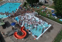 Ferragosto in piscina a Mantova: tra schiuma party, burattini, musica e divertimento
