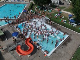 Ferragosto in piscina a Mantova: tra schiuma party, burattini, musica e divertimento