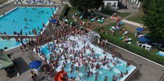 Ferragosto in piscina a Mantova: tra schiuma party, burattini, musica e divertimento