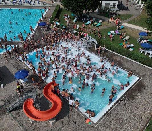 Ferragosto in piscina a Mantova: tra schiuma party, burattini, musica e divertimento