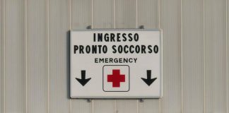 Chieti, difende il figlio durante una lite e viene colpito con un pugno: 50enne in coma