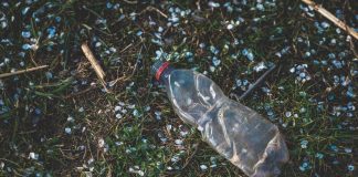 Una bottiglia incastrata nella ruota, il nuovo metodo dei ladri di auto