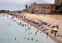 Caldo record, venerdì bollente: oggi bollino rosso in 9 città, c’è anche Roma