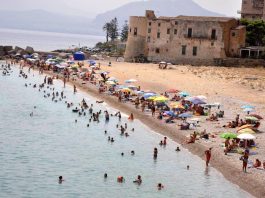 Caldo record, venerdì bollente: oggi bollino rosso in 9 città, c’è anche Roma