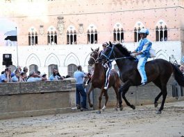 Palio di Siena, la Contrada dell’Onda vince la prima prova