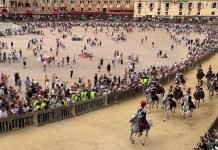 Palio di Siena, il Nicchio torna a vincere dopo 28 anni: Tittia firma il cappotto personale (con brivido finale)