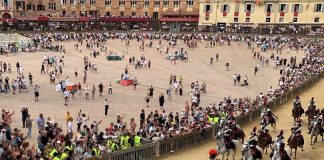 Palio di Siena, il Nicchio torna a vincere dopo 28 anni: Tittia firma il cappotto personale (con brivido finale)
