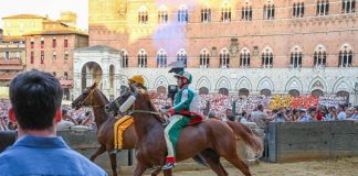 Palio di Siena, oggi si corre? Sole su Piazza del Campo