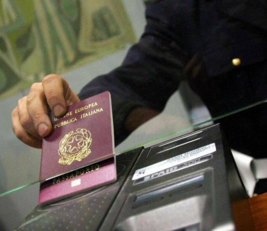 Migranti, scontro Italia-Spagna. Roma respinge ultimatum, Madrid ripristina controlli